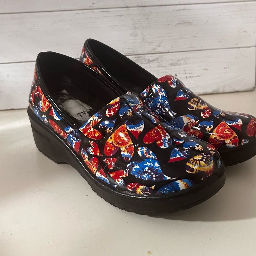 Easy Works By Easy Street Laurie 7 W Clogs Tie Dye Hearts Slip Resistant - Picture 2 of 7